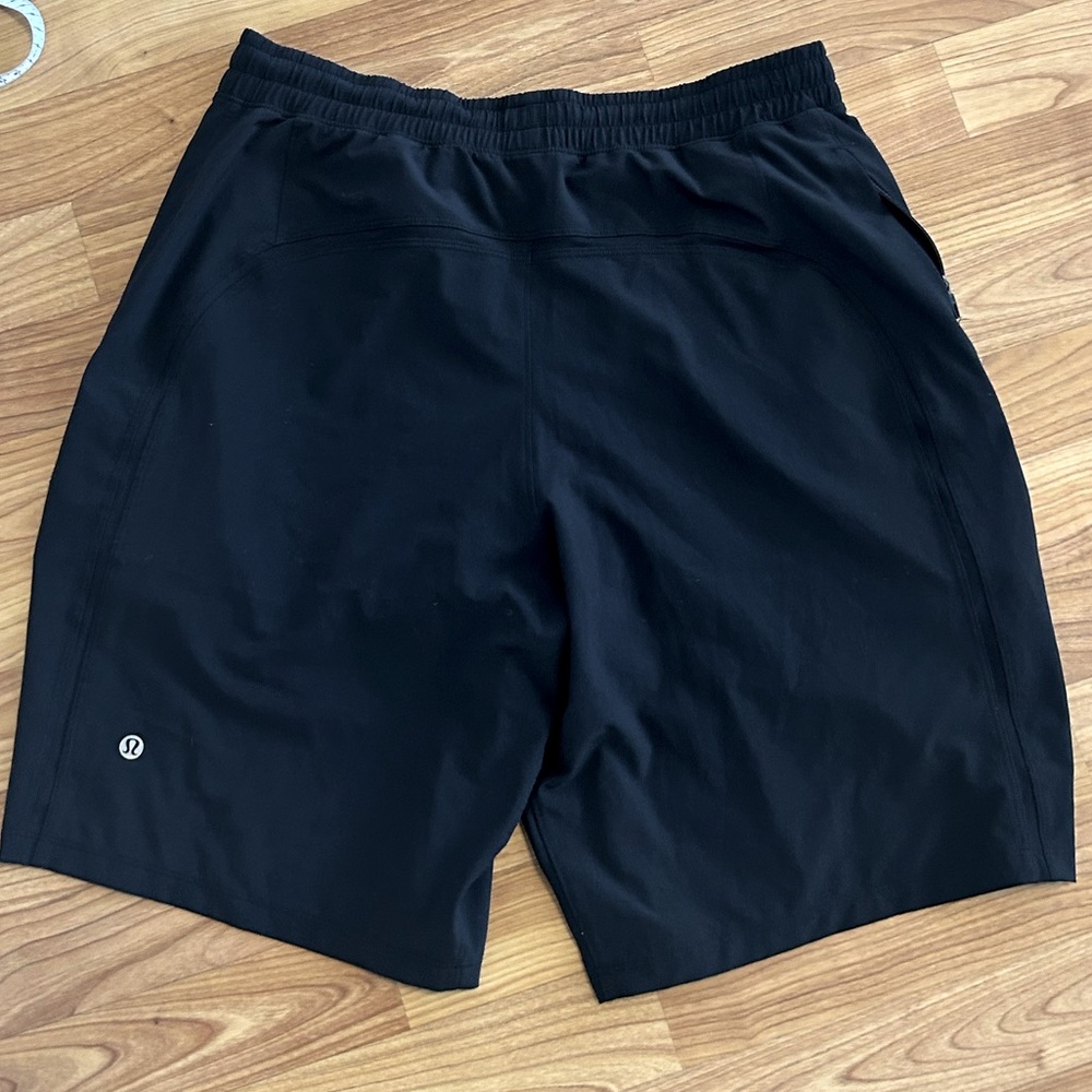Lululemon pace breaker men’s size medium black lined shorts